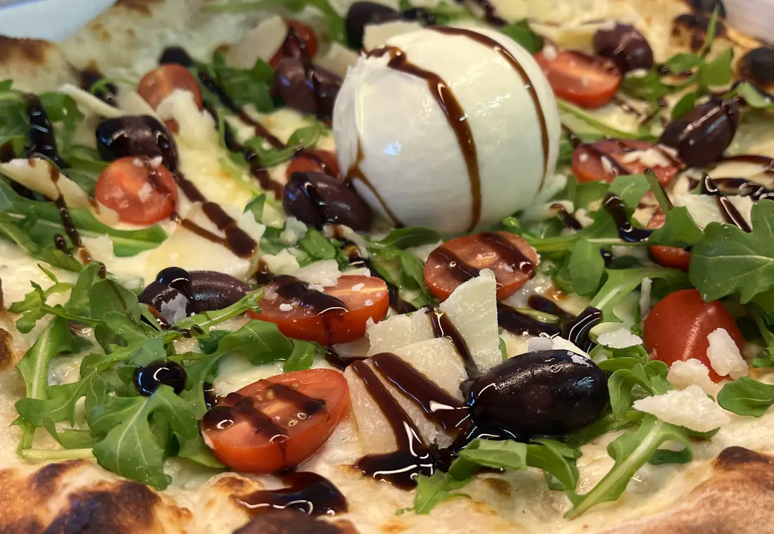 Pizza burrata, roquette et tomates cerises